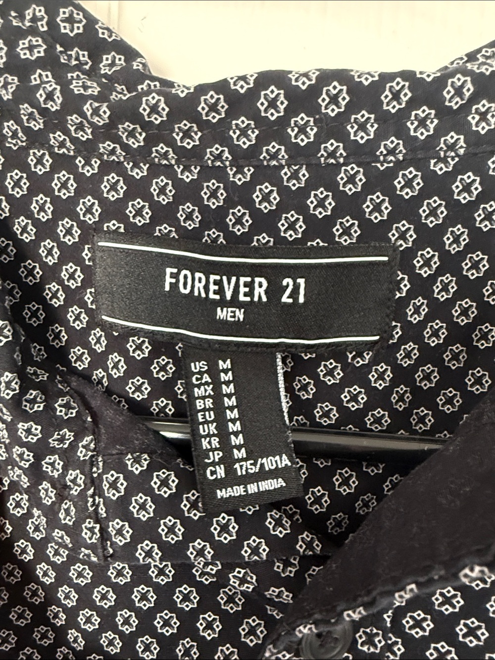 Forever 21 Men's Black Geometric Button-Down Shirt size medium - Picture 4 of 5